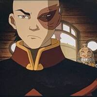 Suko molesto con Iroh detrás haciendo una mueca graciosa