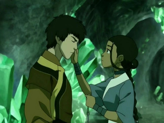 Zuko triste y Katara tocando su mejilla dentro de una cueva con esmeraldas gigantes